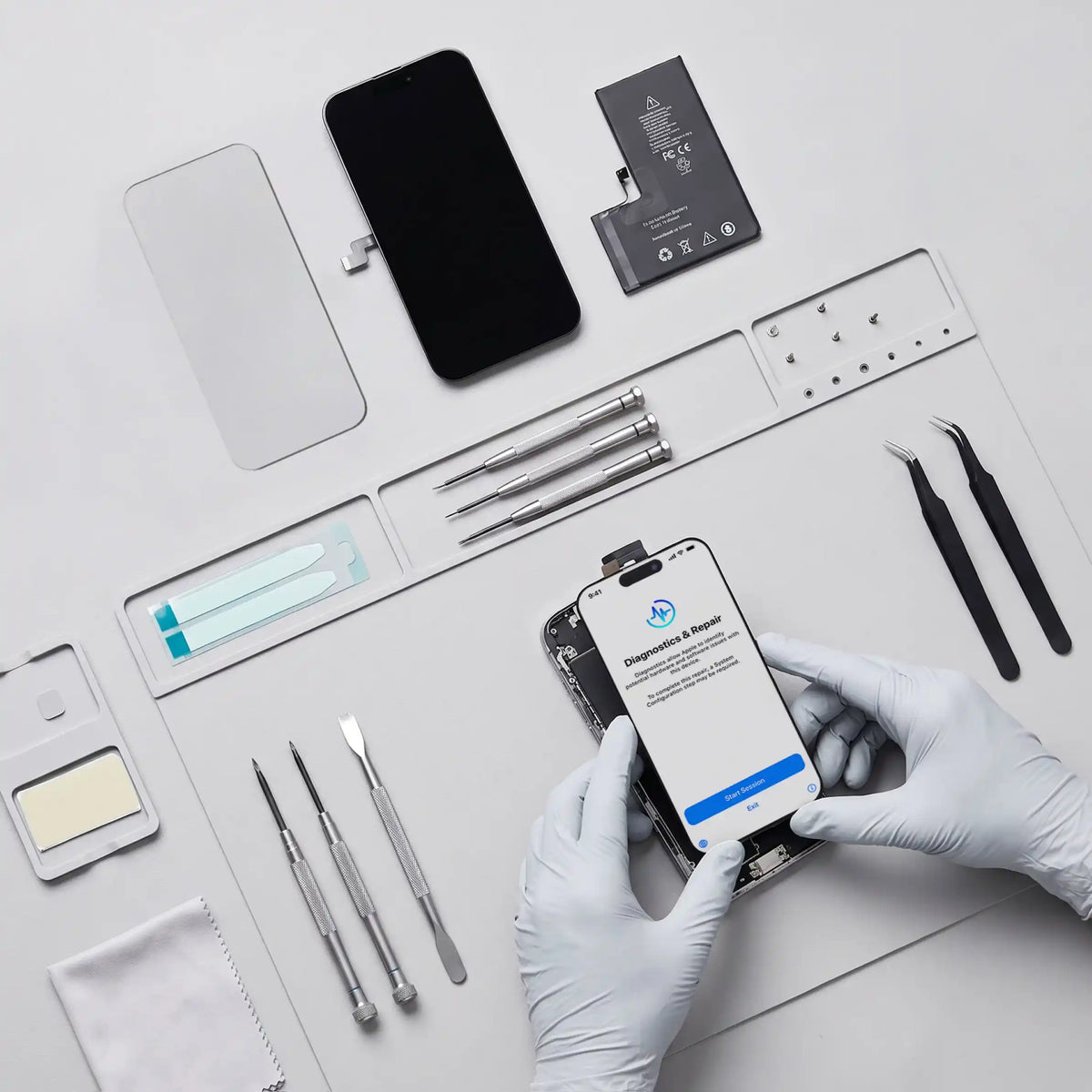 Technicien testant un écran de remplacement avant installation avec des outils de réparation mobile